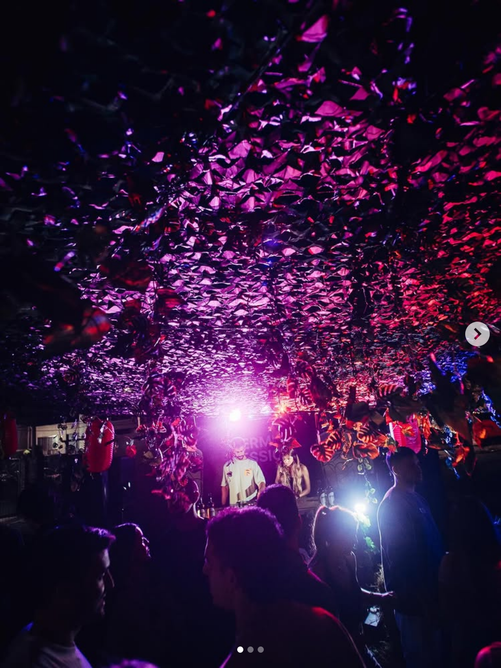 Club con confeti y multitud