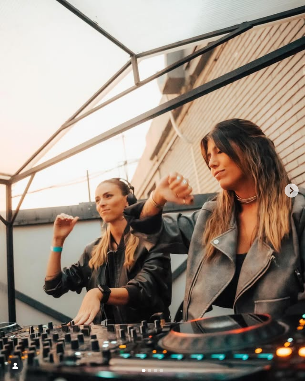Rooftop golden hour, dos DJs