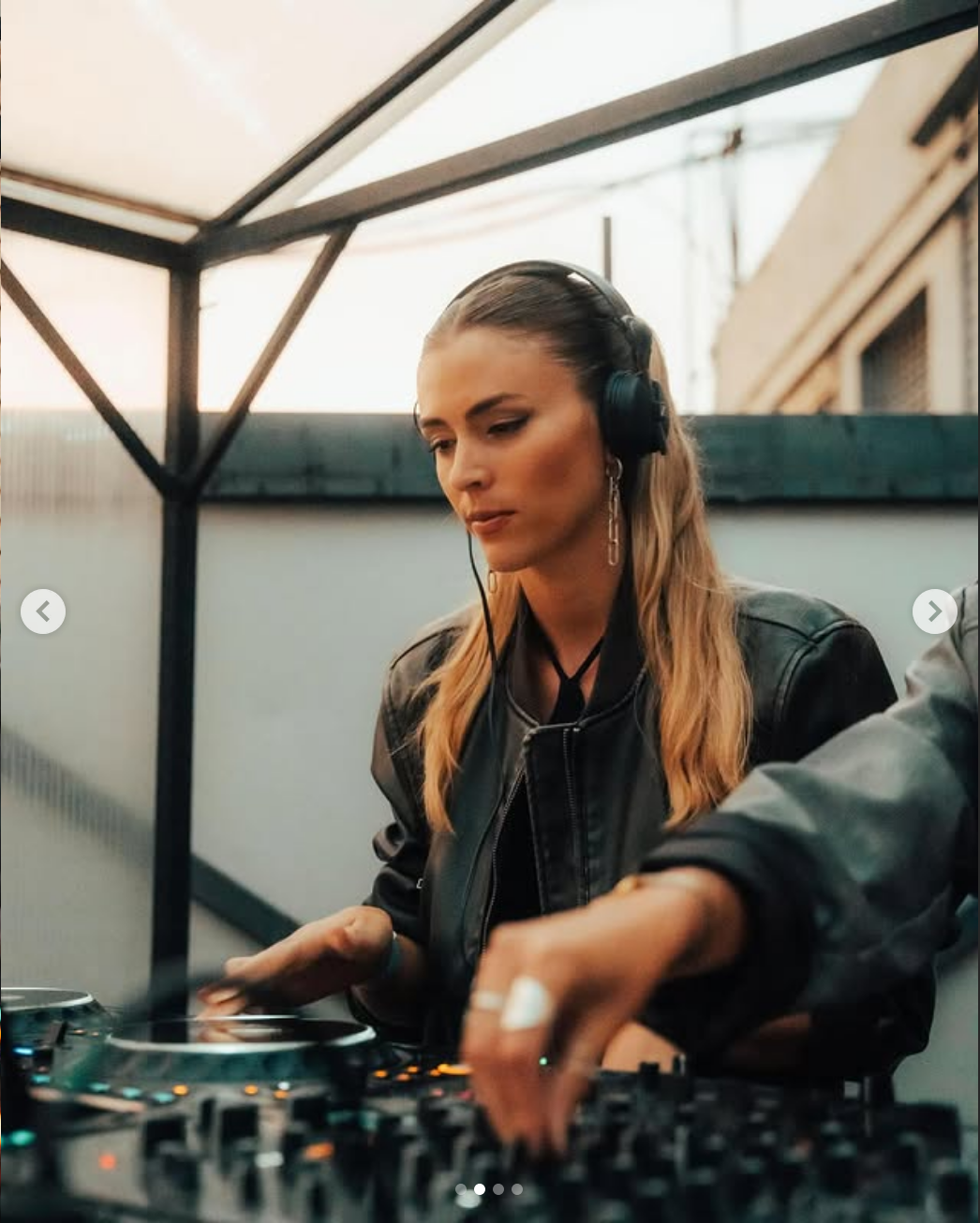 Rooftop solo, reaching forward