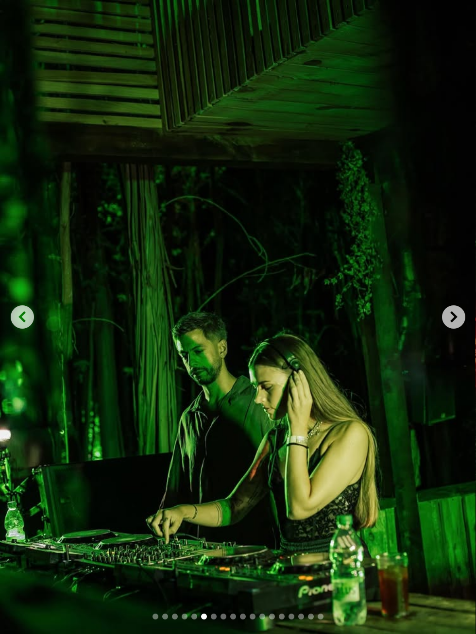 Culture Box, Maite con headphones