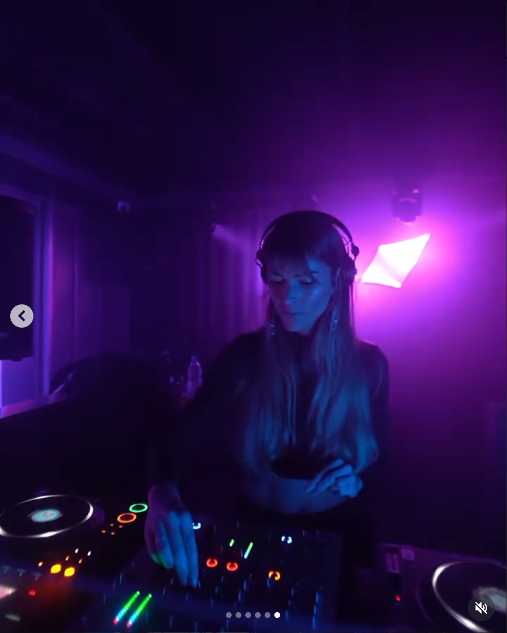Luz violeta, Pioneer DJ en cabina