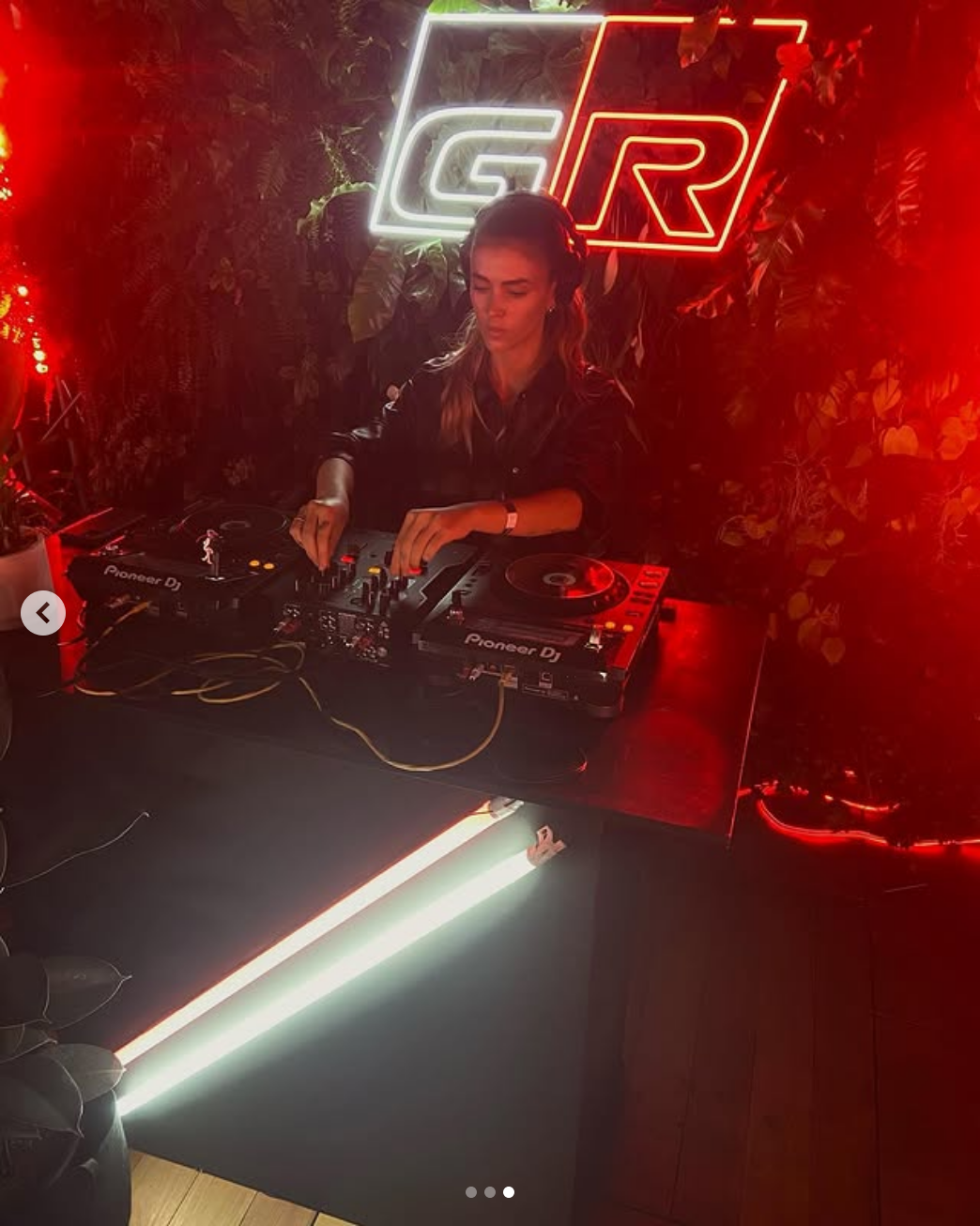 Neon GR rojo, cabina oscura